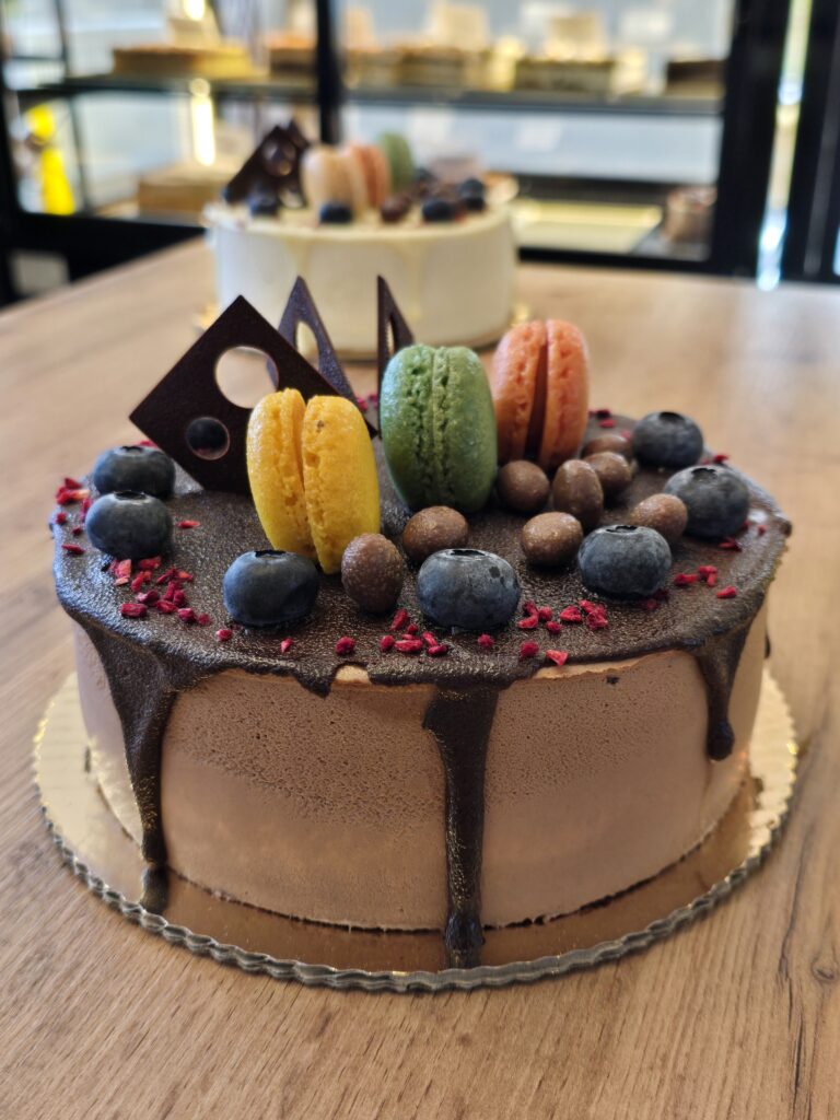 tort czekoladowy z makaronikami