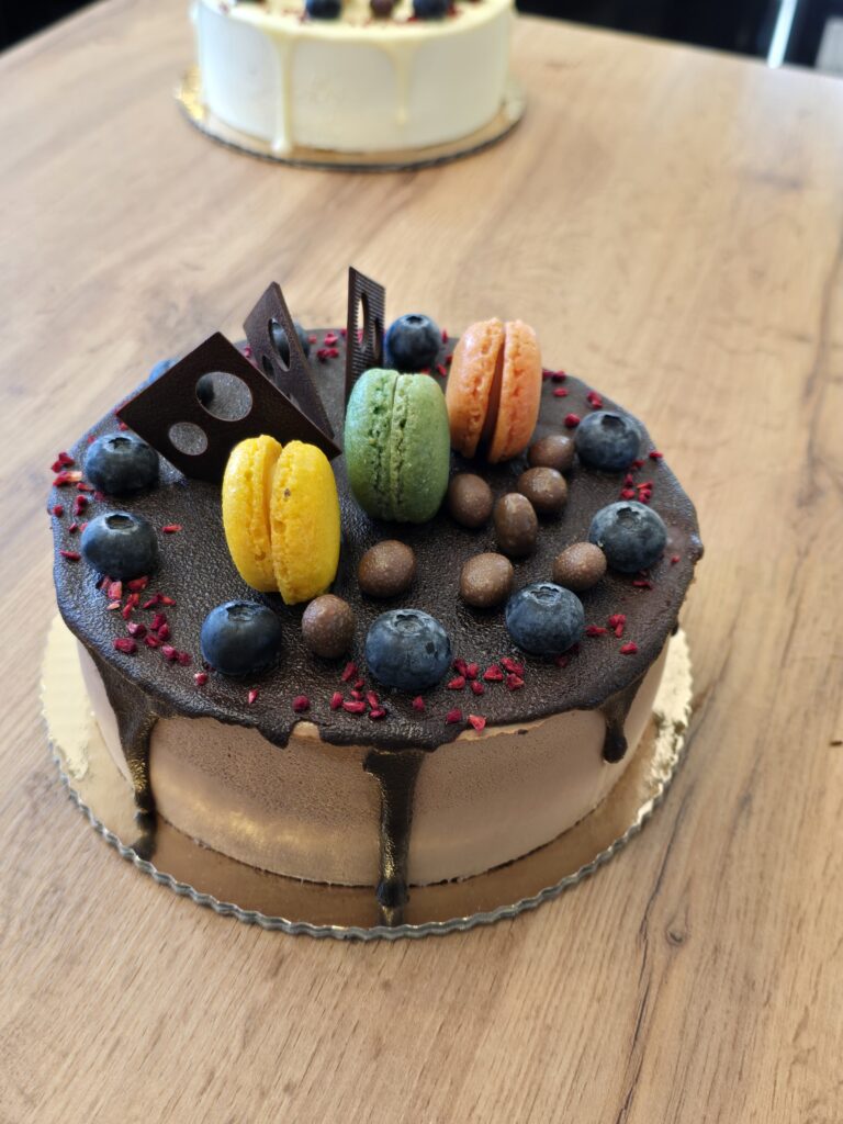 tort czekoladowy z makaronikami