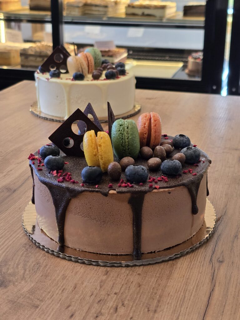 tort czekoladowy z makaronikami